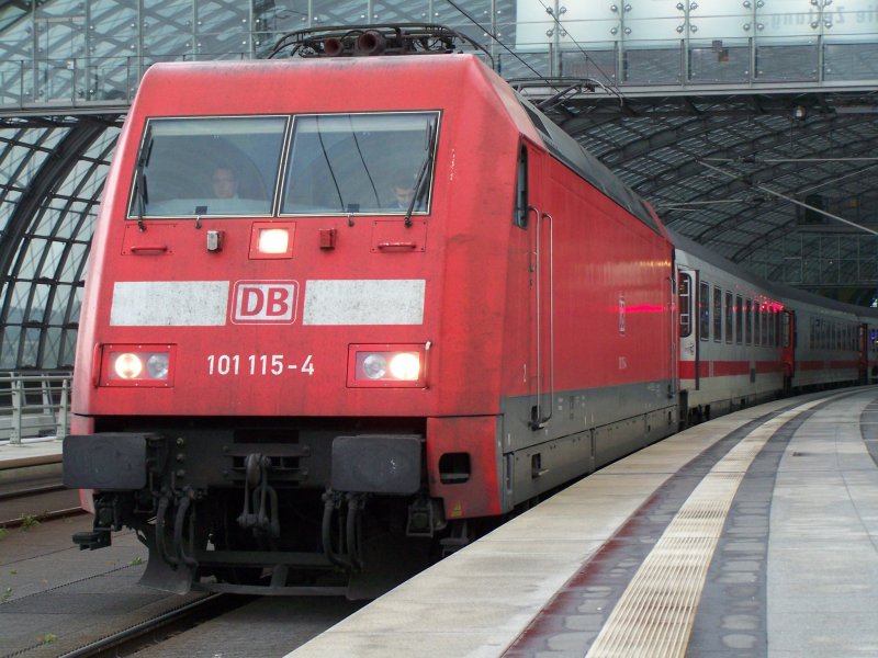 Die 101 155-4 stand am 30.Oktober 2007 mit einem IC im Bahnhof Berlin Hbf. Gru noch an das Zugpersonal.