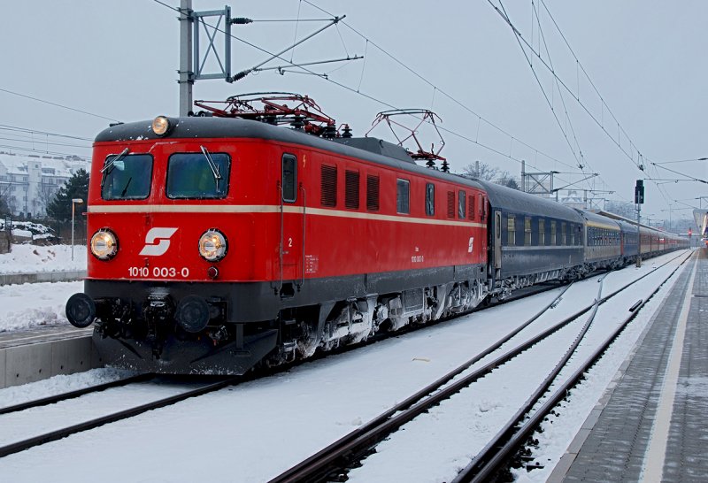 Die 1010.003 brachte heute morgen den D 16086 (Radio Wien Discozug vom Karneval in Venedig) von Tarvis nach Wien Sdbahnhof. Hier beim Halt in den frhen Morgenstunden des 22.02.2009 in Wien Meidling.