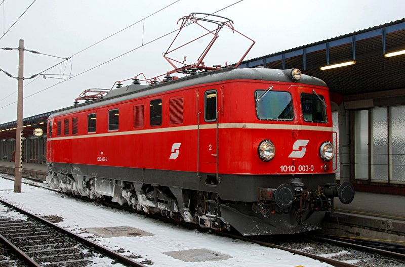 Die 1010.003, kurz nachdem sie den D 16086 (Radio Wien Discozug vom Karneval in Venedig) von Tarvis nach Wien Sdbahnhof gebracht hatte. Das Foto entstand am 22.02.2009.