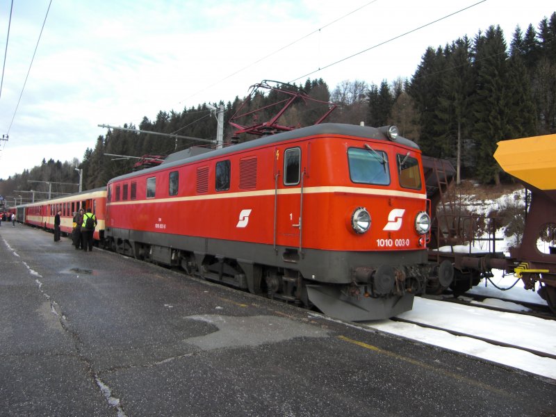 Die 1010.003 steht mit Sonderzug 16095 Hahnenkammexpress von Kitzbhel nach Salzburg-Linz-Wien West in Kitzbhel Hbf. 24.01.2009
