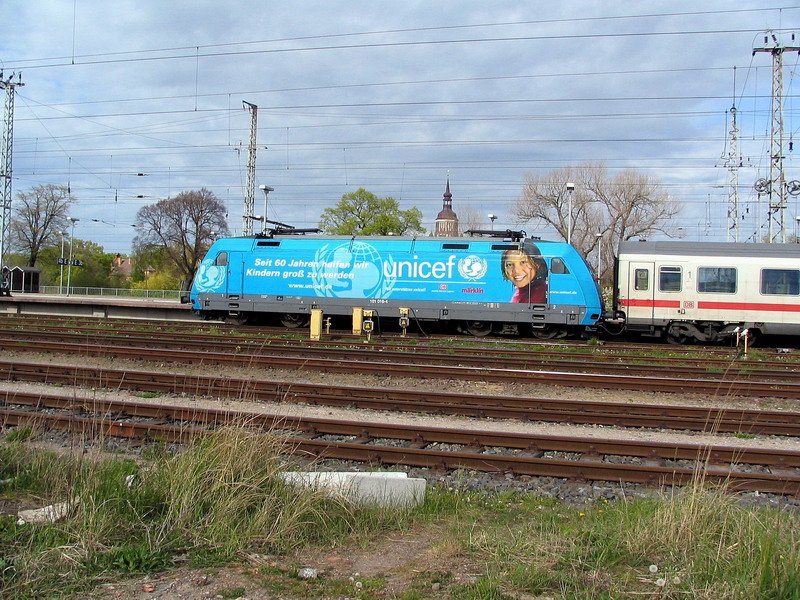 Die 101016-4 hat einfahrt von der Insel Rgen in den Bahnhof von Stralsund