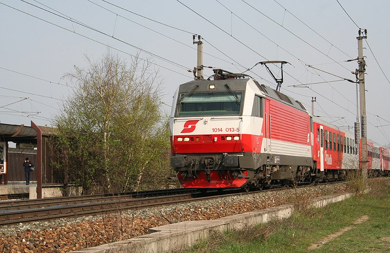 Die 1014 013 bringt am 15. April 2005 den Eilzug 2817 von Wien Sd nach Deutschkreuz. Die Aufnahme entstand am  Kabelberg . Links sieht man die Haltestelle Wien Gutheil Schoder Gasse der WLB.
