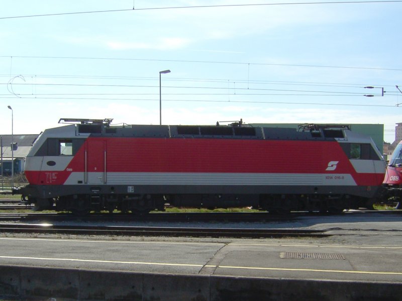 Die 1014 016 wird am 15.03.2008 von einem Taurus der BR 1216 durch den Wiener Sdbahnhof Gezogen.