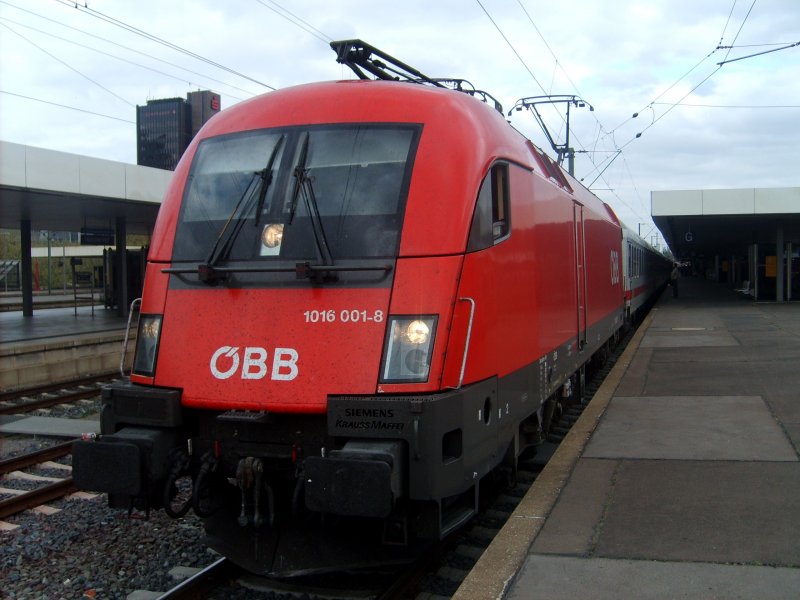Die 1016 001-8 steht am 20.4.07 mit eingeschaltetem Fernlicht und dem Ic 2082 in Hannover.