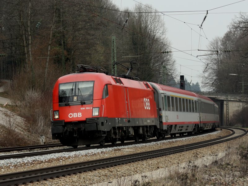Die 1016 004 am 04.04.2009 mit einem EC bei der Durchfahrt in Aling. 