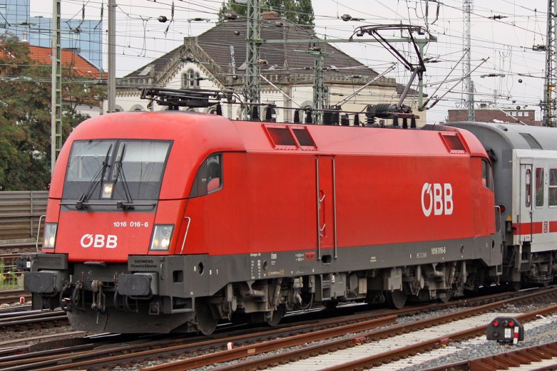 Die 1016 016-6 mit dem IC 2082 Knigsee bei der Einfahrt in Hannover Hbf, am 25,08,09