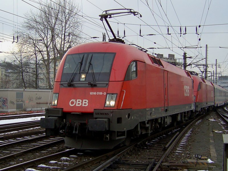 Die 1016 019 und ein weiterer Taurus mit dem EC Transalpin am 05.01.2008 bei der Einfahrt in den Salzburger Hbf. 