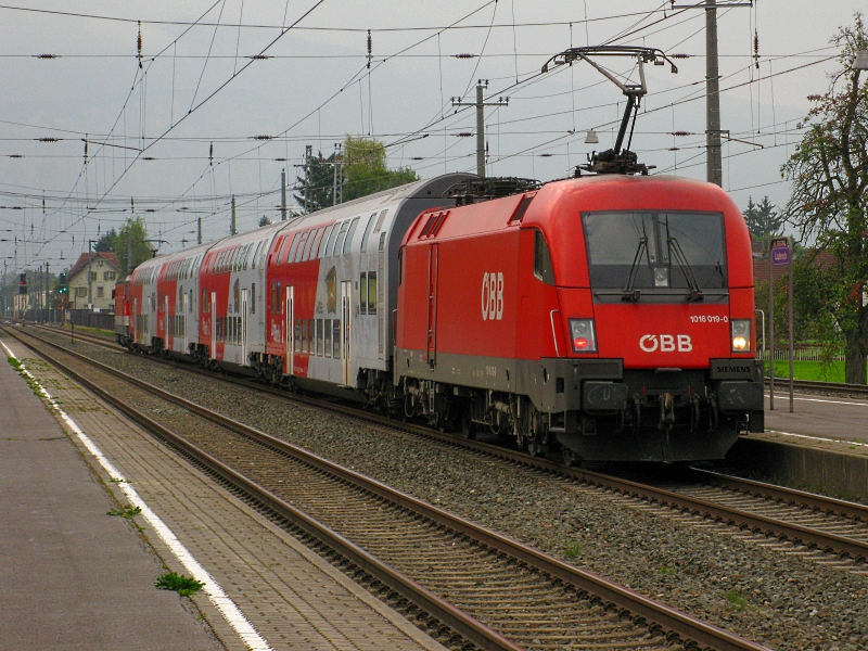 Die 1016 019 schiebt ihren R aus dem Bahnhof Lauterach Richtung Bludenz am 2.10.2009

Lg