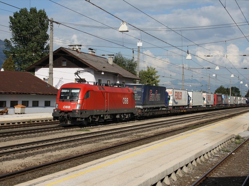 Die 1016 021 am 19.09.2009 mit einer RoLa bei der Durchfahrt in Brixlegg. 