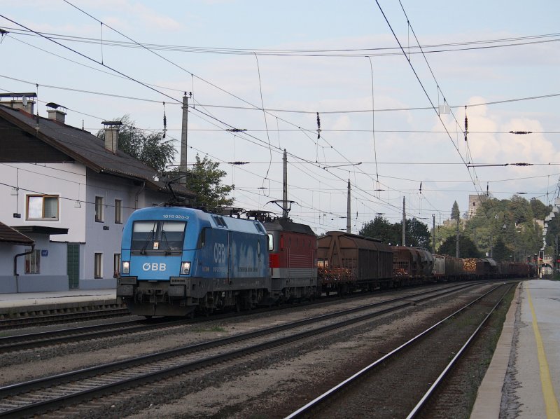 Die 1016 023 (Kyoto) und die 1144 227 am 19.09.2009 mit einem Gemischten G�terzug bei der Durchfahrt in Brixlegg. 