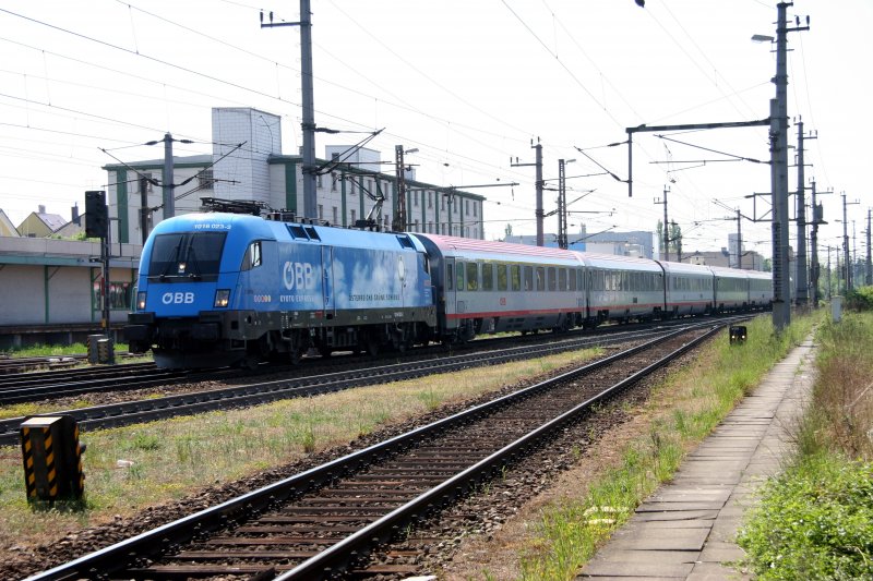 Die 1016 023 war die 2. Werbelok welche am 28. April 2007 aus Salzburg kommend im Bahnhof Wels eintraf. Eine Stunde nach dem Bundesheertaurus zog sie den IC 645 nach Wien.