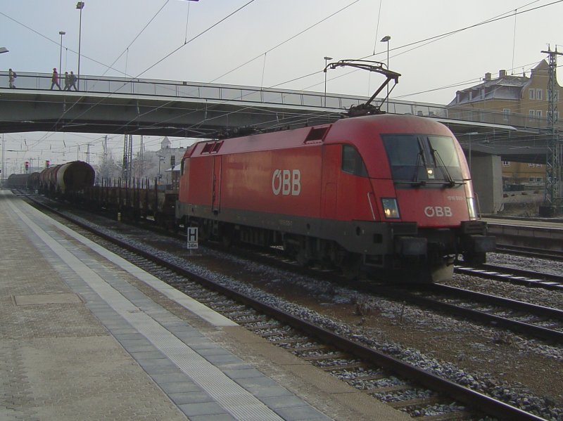 Die 1016 030 am 21.12.2007 mit einem Gterzug bei der Durchfahrt in Regensburg HBF.