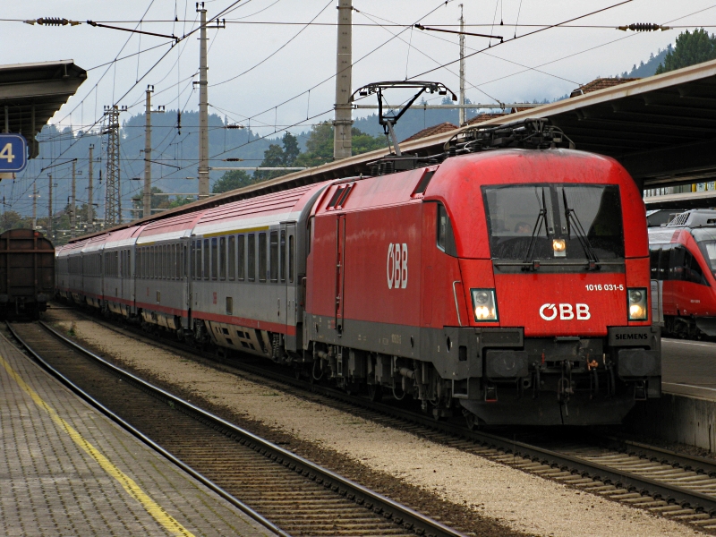 Die 1016 031 hatte am Sonntag den 20. September den EC 565 am Hacken. Hier in Bludenz um 9.34 Uhr.

Lg
