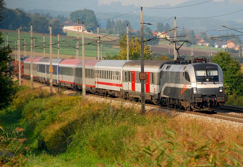 Die 1016 034  railjet  brachte den Euronight 491  Hans Albers  von Hamburg-Altona nach Wien Westbahnhof.
Hier zu sehen kurz vor Neulengbach am 06.09.2008