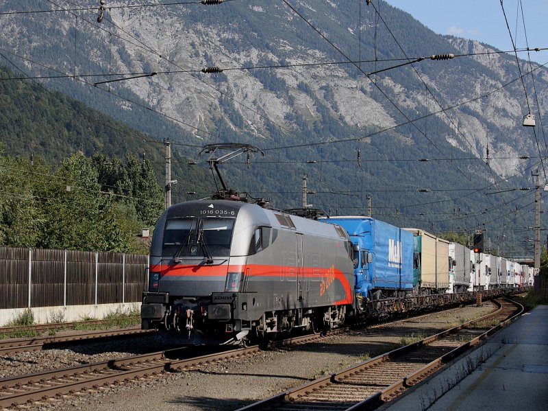 Die 1016 035 (rail jet) am 19.09.2009 mit einer RoLa bei der Durchfahrt in Schwaz. 