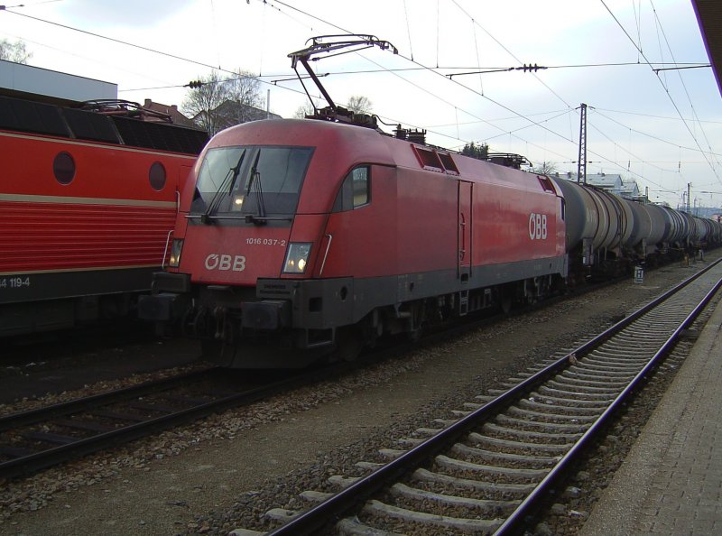 Die 1016 037 mit einem Kesselwagenzug am 04.01.2008 bei der Durchfahrt in Passau HBF. 