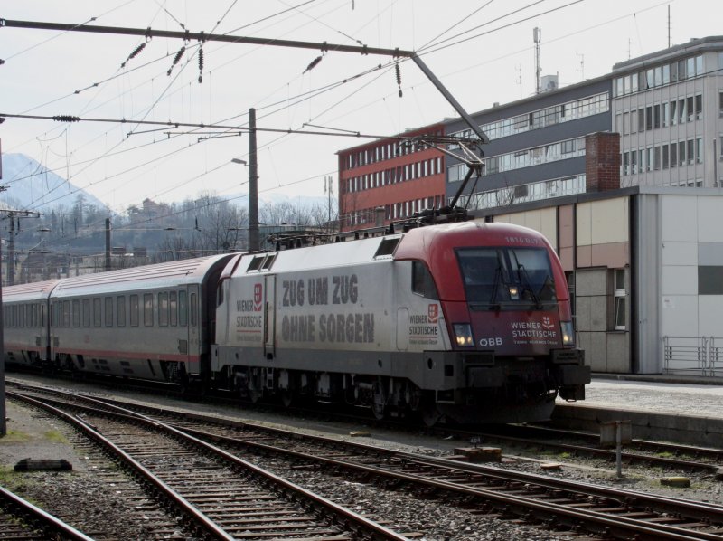 Die 1016 047 (Wiener Stdtische) am 28.03.2009 mit dem EC Wrtersee bei der Einfahrt in den Salzburger Hbf. 