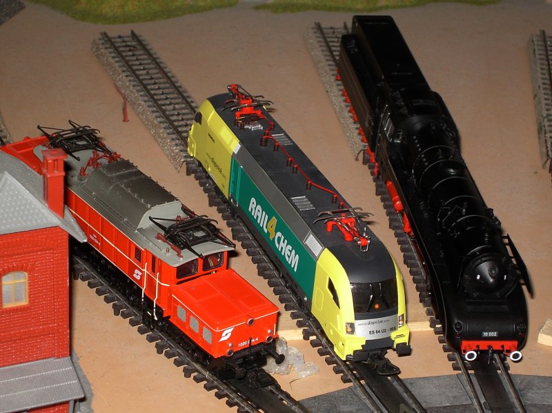 Die 1020 024, die ES 64 U2-005 und die 10 002 im BW. 