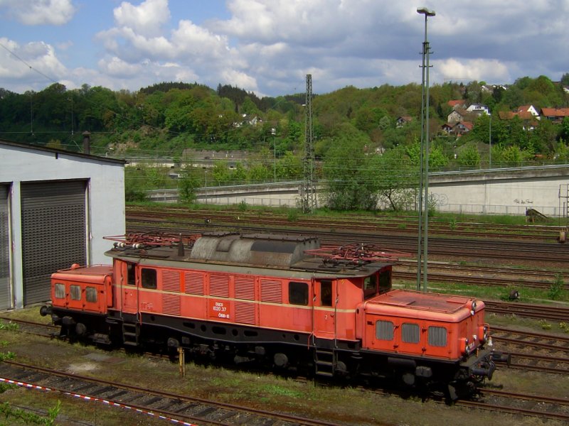 Die 1020 037 am 03.05.2008 ausgestellt beim Eisenbahnfest der Pausauereisenbahnfreunde in Passau.