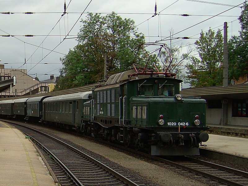 Die 1020 042 am 23.08.2008 mit einem Sonderzug in Kufstein anlsslich 150 Jahre Eisenbahnen in Tirol.