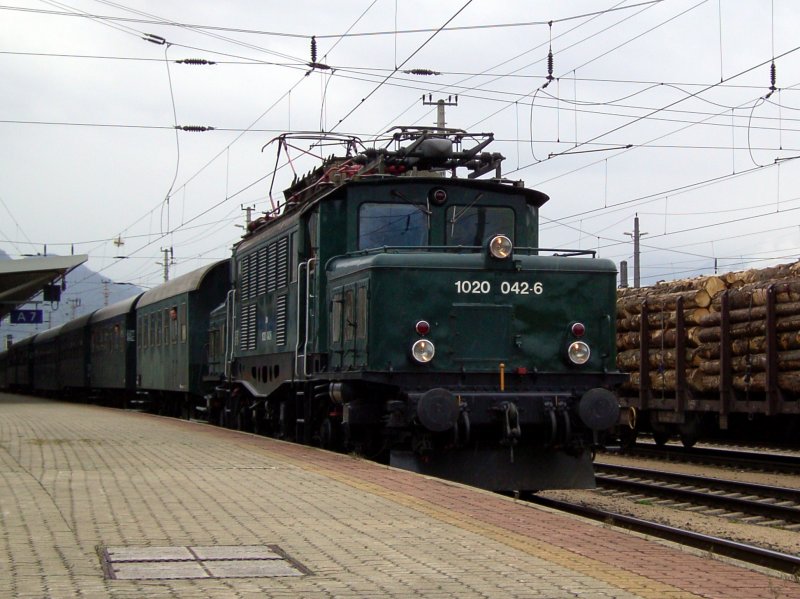 Die 1020 042 ist mit ihrem Pendelsonderzug am 23.08.2008 zwischen Wrgl und Kufstein unterwegs anlsslich 150 Jahre Eisenbahnen in Tirol. Hier ist sie bei der Ausfahrt aus Wrgl Hbf. 
