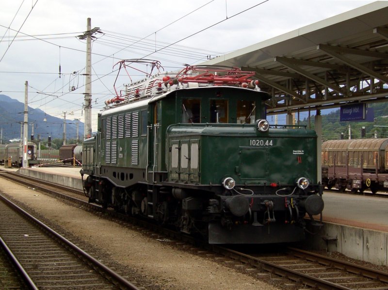 Die 1020 044 am 23.08.2008 beim umfahren des Sonderzuges in Wrgl Hbf. (150 Jahre Eisenbahnen in Tirol) 
