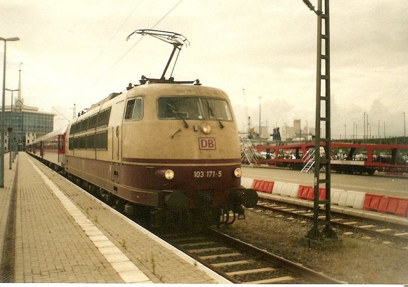 Die 103 171 ist im Sommer 2000 mit ihren Autozug Fr�hmorgens im F�hrhafen Mukran angekommen.Die Autos wurden entladen und hatten gleich Anschlu� zu den F�hren nach Schweden und Bornholm.Am Nachmittag fuhr der Zug dann Richtung Festland wieder zur�ck.