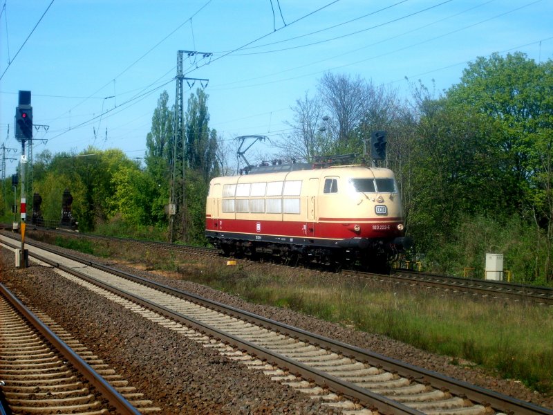 Die 103 222-6 fhrt am 16.4.07 solo durch Hannover-Bismarkstrae in Richtung Eichenberg um von dort mit ein paar Messwagen zurck nach Minden(Westf) zu fahren