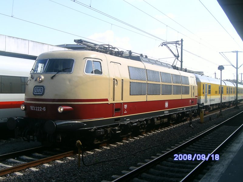 Die 103-222-6 vin DB Sytemtechnik in Hnnover HBF sie hat 2 Messwagen am haken sie wird jezt gleich weiter nach Kln fahren