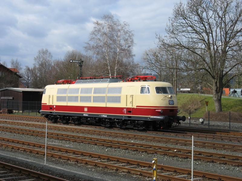 Die 103 224-2 steht bei herrlichem Frhlingswetter abgestellt in Neuenmarkt Wirsberg