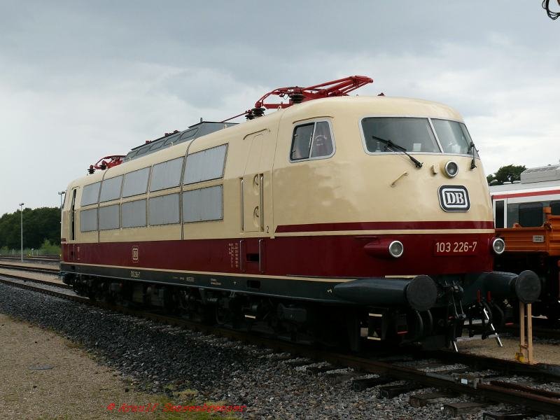 Die 103 226 war als klassische historische E-Lok ebenfalls auf der Jubil�umsausstellung zu sehen.
19.08.2007 Wegberg-Wildenrath (PCW)
