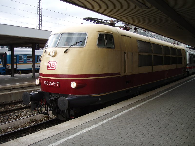 Die 103 245-7 steht am 31.07.09 abfahrbereit vor dem Nachtzug nach Moskau im M�nchner HBF