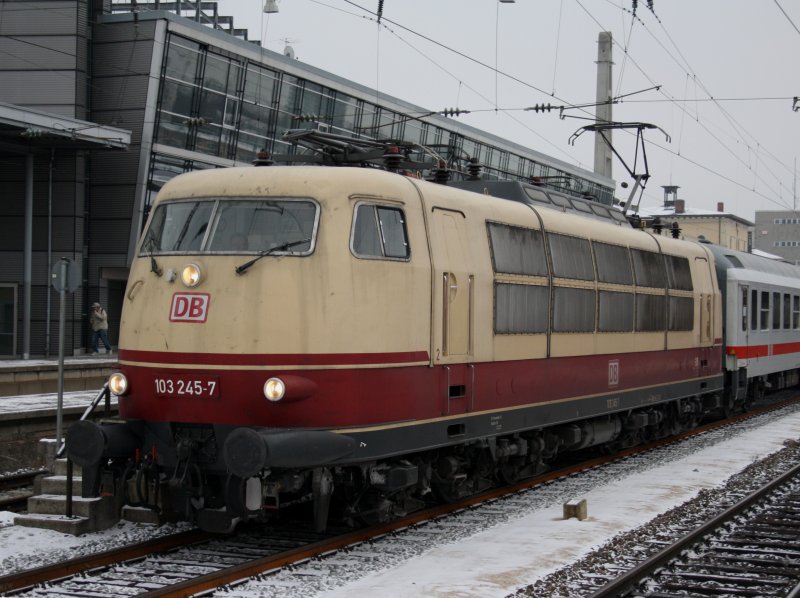 Die 103 245 am 07.01.2009 mit einem ICE Ersatzzug bei der Ausfahrt aus dem Augsburger Hbf. 