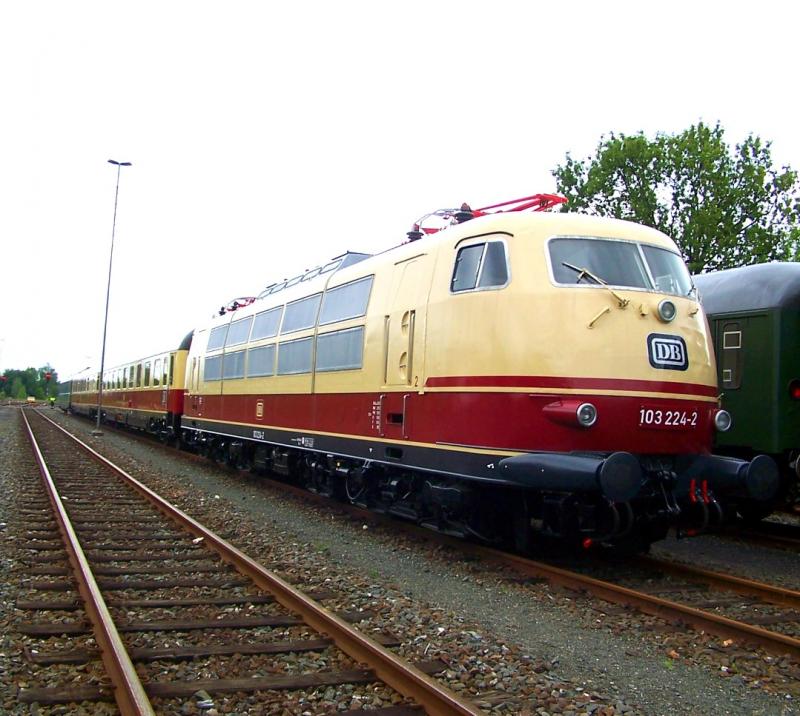 Die 103 oder E 03 - aus der Zeit, als es noch hie:  Nicht kleckern sondern klotzen!  Ihre Form und ihr unglaubliches Leistungsvermgen (gemessen wurden bei einer Maschine 15.748 PS, knapp 400 to in 2einhalb Minuten auf 200 km/h) machten sie zum Kultobjekt, wie man es nur bei den Dampfloks gewohnt war.
