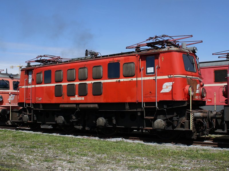 Die 1040 015 am 31.05.2009 abgestellt in Ampflwang, sie wartet mit anderen E-Loks auf bessere Zeiten.  