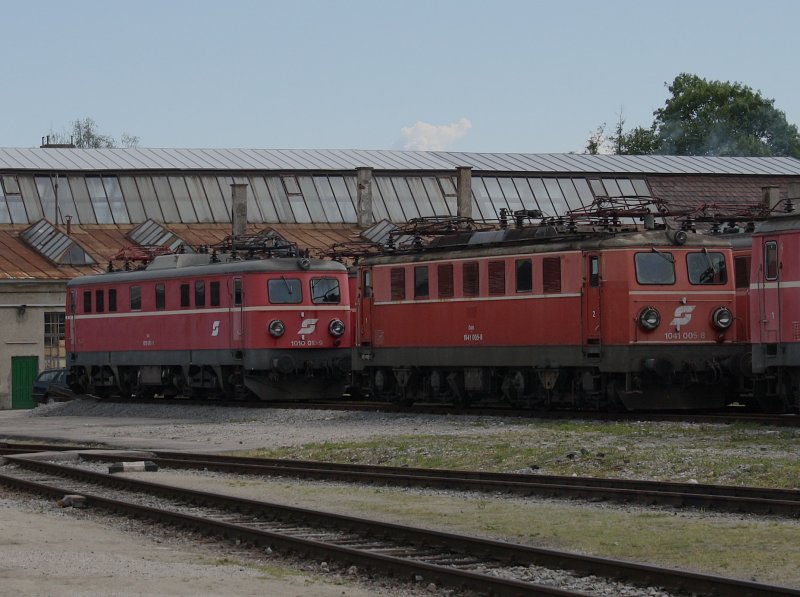 Die 1041 005 und die 1010 013 am 31.05.2009 abgestellt in Ampflwang, sie warten auf bessere Zeiten.