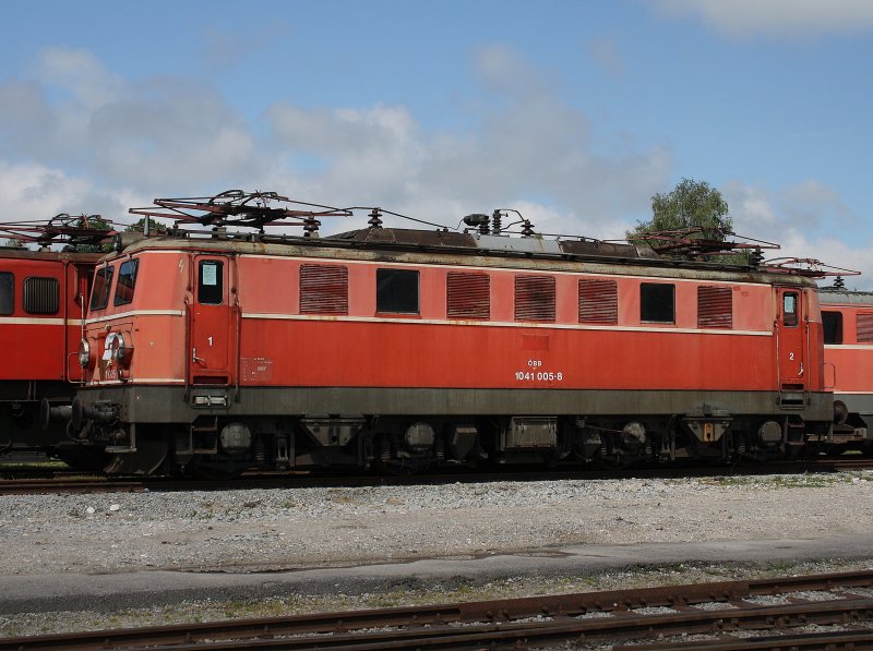 Die 1041 005 am 31.05.2009 abgestellt in Ampflwang, sie wartet auf bessere Zeiten.