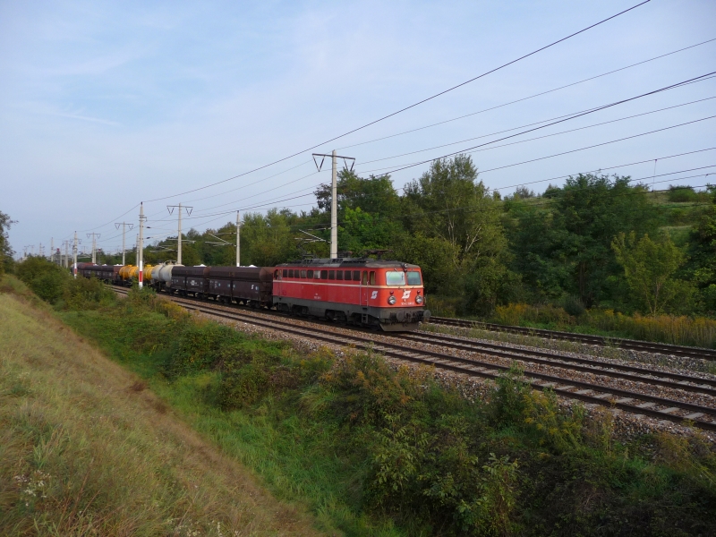 Die 1042 041-2 zieht einen Gterzug kurz vor Wien Leopoldau. Wenige Minuten spter geht es auf die Italienerschleife (Floridsdorfer Hochbahn). Wer genaue Infos zum Gterzug hat, bitte als Kommentar posten. (24.09.09 17:00)