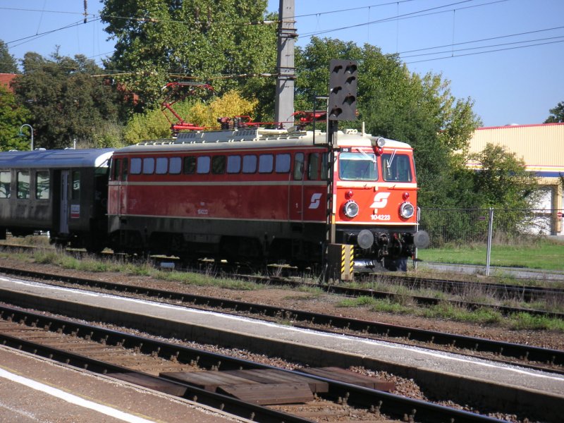 Die 1042 23 neu lackiert mit einen Nostalgiezug im Bahnhof Leibnitz am 29.9.2007