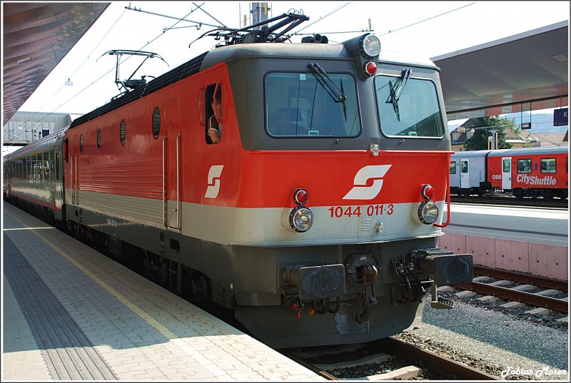 Die 1044 011 bespannte am 12.September 2009 den OIC 691 (Klagenfurt - Wien West) bis Spittal-Millstttersee, da sie Probleme mit dem Strom hatte. An diesem Tag durfte ich auf diesem Zug bis Salzburg auf der Lok mitfahren. Hier zu sehen ist der Zug ca. 15 Minuten vor der Abfahrt in Klagenfurt.