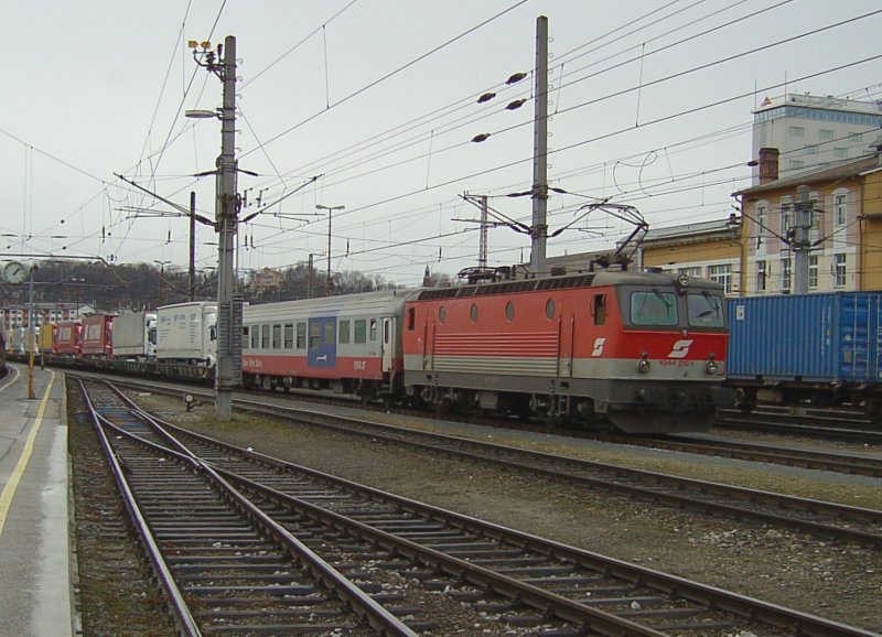 Die 1044 012 am 02.02.2008 in Salzburg HBF mit einer RoLa. 