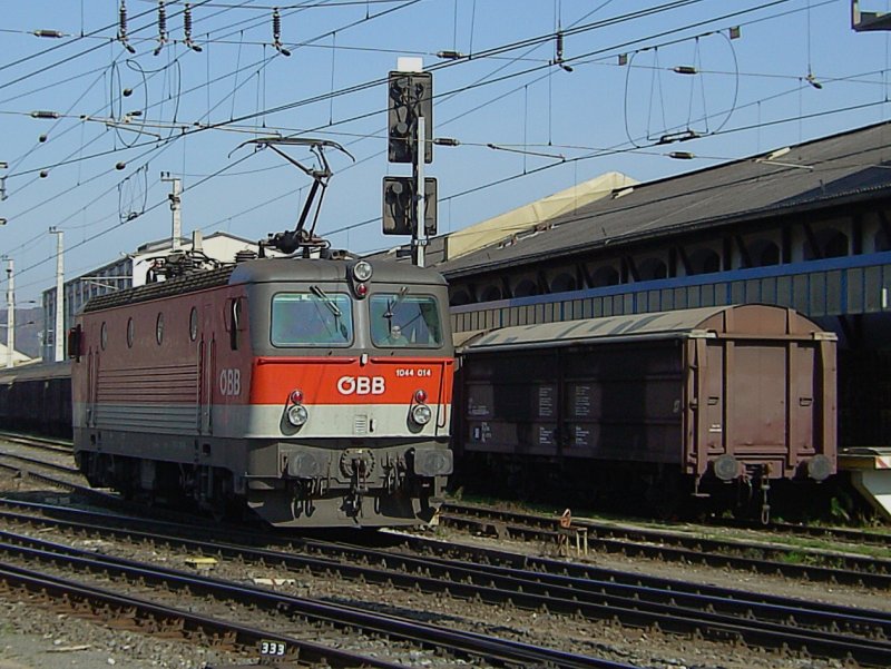 Die 1044 014 am 11.10.2008 bei einer Rangierfahrt in Salzburg Hbf. 