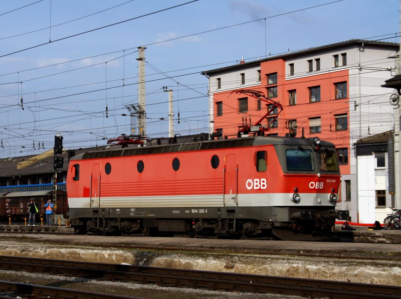 Die 1044 035 am 28.03.2009 bei einer Rangierfahrt in Salzburg Hbf. 