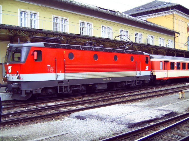 Die 1044 042 auf Gleis 1 in Salzburg Hbf am 13.04.2006 mit Schlierenwagen am harken.