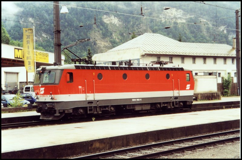 Die 1044 062 macht sich zur Nachschiebeleistung bereit. Sie soll einen Containerzug zum Brenner nachschieben. Aufgenommen im Sommer 2005.