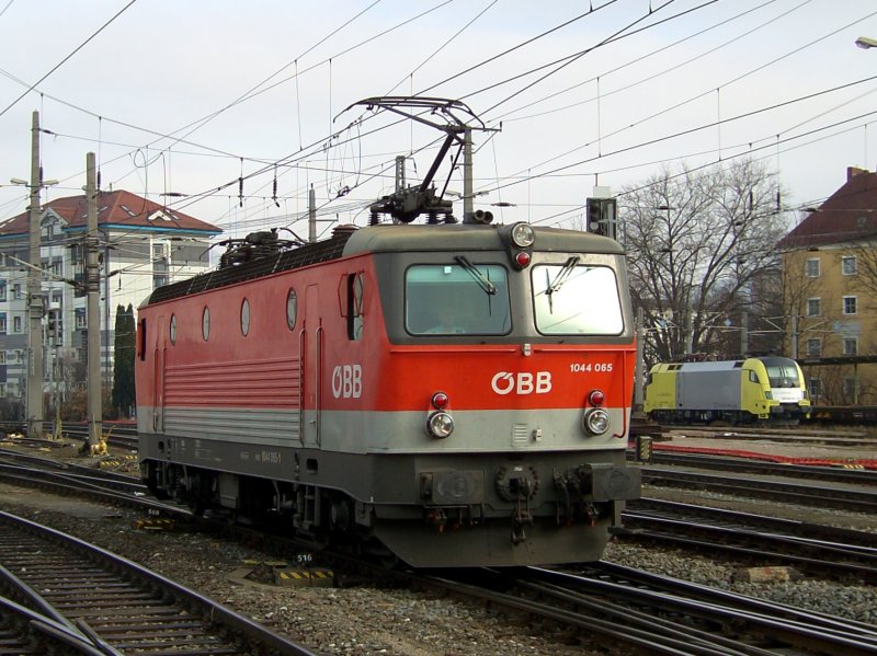 Die 1044 065 am 13.12.2008 bei einer Rangierfahrt in Salzburg Hbf. 