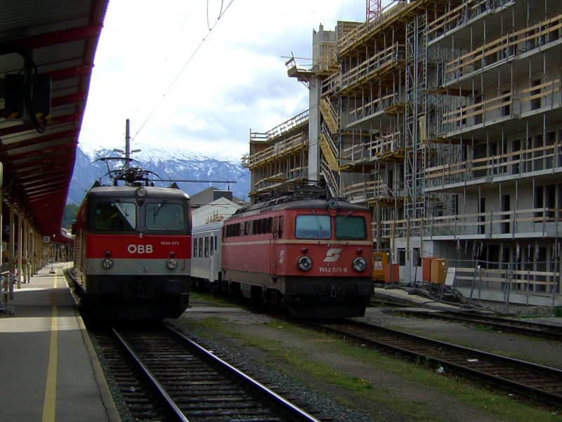 Die 1044 071 und die 1142 575 am 01.05.2008 in Salzburg Hbf.  