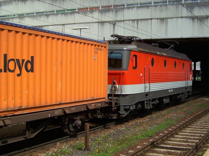 Die 1044 073 am 03.05.2008 mit einem Containerzug bei der Durchfahrt in Passau Hbf. 