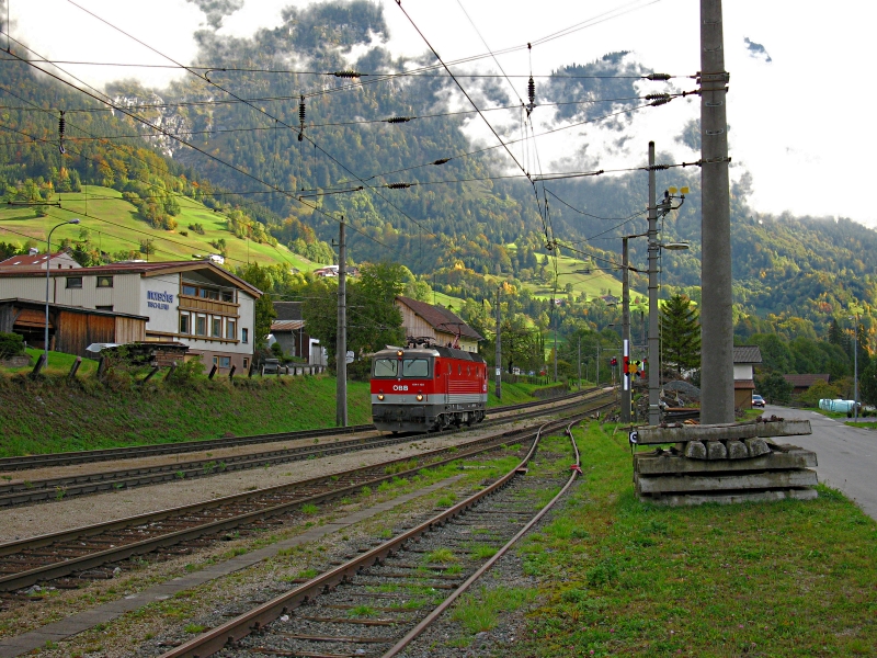 Die 1044 103 bei der Durchfahrt in Braz Richtung Bludenz. Mit Glck die Lok zwischen 2 Masten fotographiert.

Lg
