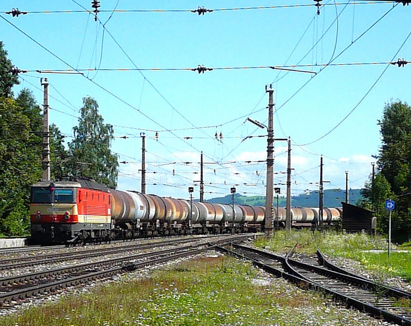 Die 1044 117 im Schachbrett-Design war am 24.August 2009 fr den Vorspann- und Schiebe-dienst eingeteilt. Ich fotografierte sie mit einem schweren l-Zug Richtung Sden im Bahnhof Eichberg am Semmering.